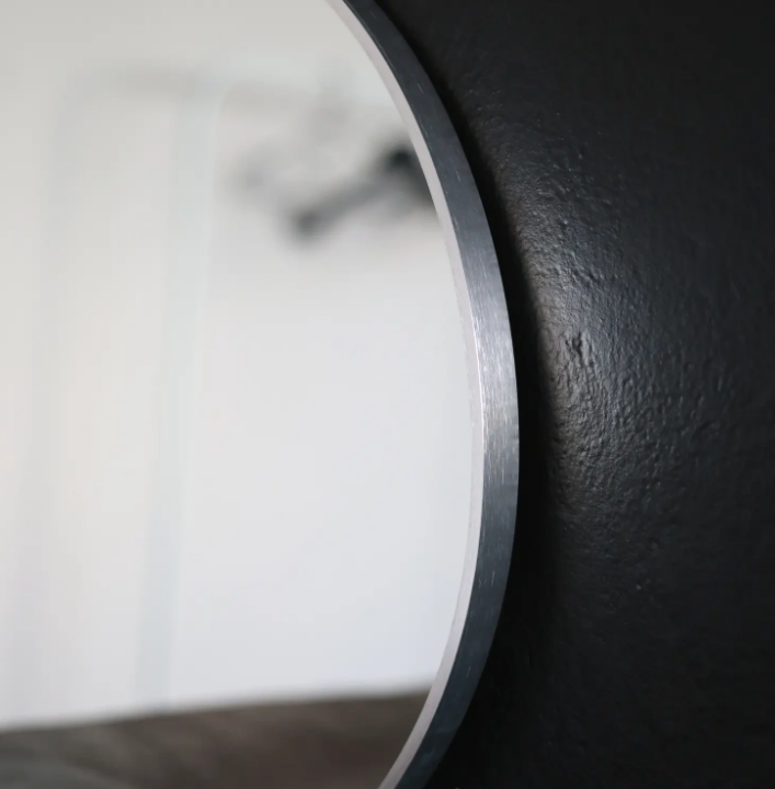 Lustro okrągłe ścienne w srebrnej aluminiowej ramie 70 loft salon łazienka